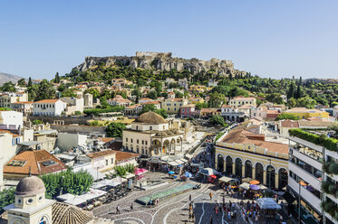Griechenland, Athen, Monasteraki-Platz und Akropolis im Hintergrund - THAF001604