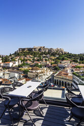 Griechenland, Athen, Monasteraki-Platz und Akropolis im Hintergrund, vom Restaurant aus gesehen - THA001606