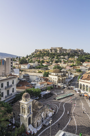 Griechenland, Athen, Monasteraki-Platz und Akropolis im Hintergrund, lizenzfreies Stockfoto
