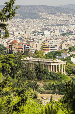 Griechenland, Athen, Hephaistos-Tempel und Stadtbild, lizenzfreies Stockfoto
