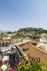 Griechenland, Athen, Monasteraki-Platz, Akropolis im Hintergrund - THAF001624