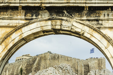 Griechenland, Athen, Hadriansbogen, Akropolis im Hintergrund - THAF001635