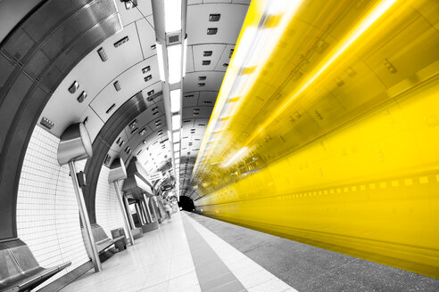 Deutschland, Essen, Innenansicht einer U-Bahn-Station - CPF000033