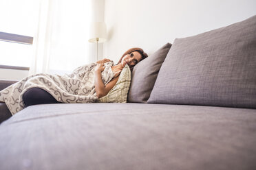 Teenager-Mädchen entspannt auf Couch - SIPF000696