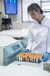 Laborant im analytischen Labor mit Reagenzglasschale - ABZF000844