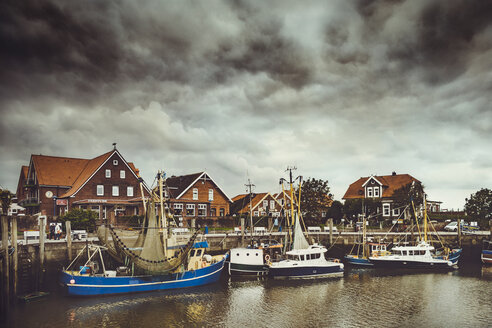 Deutschland, Niedersachsen, Greetsiel, Neuharlingersiel, Fischereihafen und wütende Wolken - DWIF000758