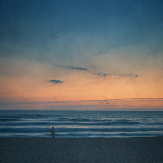 Silhouette eines Mannes am Strand bei Sonnenuntergang - DWIF000763