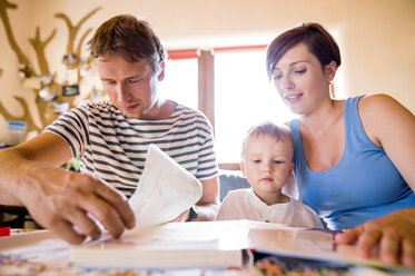 Family tinkering at kitchen table - HAPF000619