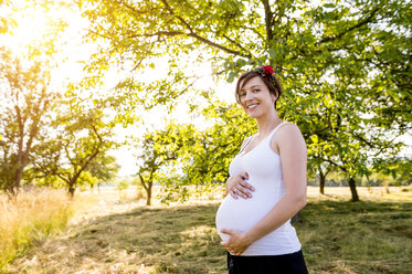Schwangere Frau mit Bauch, stehend in der Natur - HAPF000638