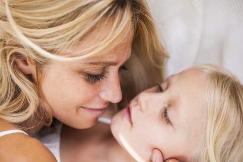 Mother and little daughter face to face - TCF005017