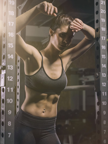 Fitness, Frau im Fitnessstudio, lizenzfreies Stockfoto