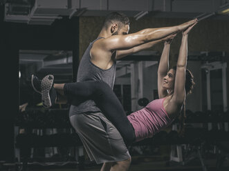 Fitness, couple in gym - MADF001022