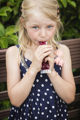 Blond little girl eating water ice - MIDF000782