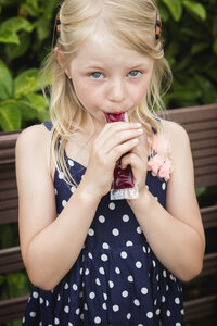Blondes kleines Mädchen isst Wassereis - MIDF000782