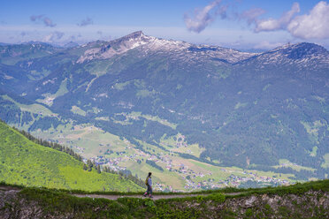 Austria, Vorarlberg, Allgaeu Alps, Panorama from Fellhorn over Little Walser Valley to mountain Hoher Ifen, hiker on hiking trail - WGF000900