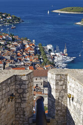 Kroatien, Insel Hvar, Hvar und Hafen, gesehen vom Schloss Spanjola - GFF000678