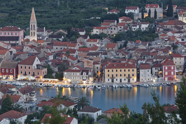 Kroatien, Insel Hvar, Stari Grad, Blick auf den Hafen am Abend - GFF000681