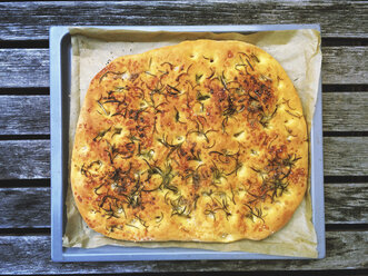 Frische Rosmarin-Focaccia auf dem Backblech - GWF004847