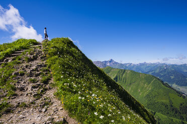 Germany, Bavaria, Allgaeu Alps, Fellhorn, hiking trail and female hiker - WGF000902
