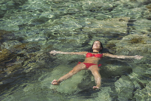 Frau schwimmt auf dem Wasser - SKCF000111