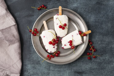 Vanilla icecream and red currants on tin plate - MYF001720