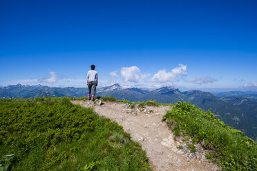 Deutschland, Bayern, Allgäuer Alpen, Fellhorn, Wanderin auf Aussichtspunkt stehend, Blick zum Söllereck - WGF000904