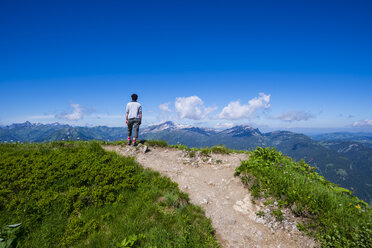 Germany, Bavaria, Allgaeu Alps, Fellhorn, female hiker standing on viewpoint, view to Soellereck - WGF000904