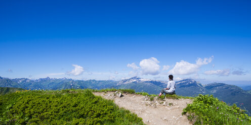 Deutschland, Bayern, Allgäuer Alpen, Fellhorn, Wanderin auf Aussichtspunkt sitzend, Blick zum Söllereck - WGF000905