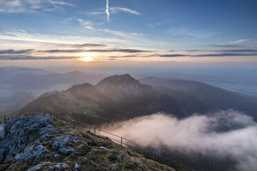 Deutschland, Bayerische Alpen, Sonnenuntergang vom Wendelstein aus gesehen - STSF001045