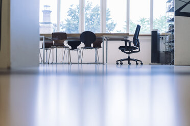 Table and chairs in empty conference room - RIBF000429