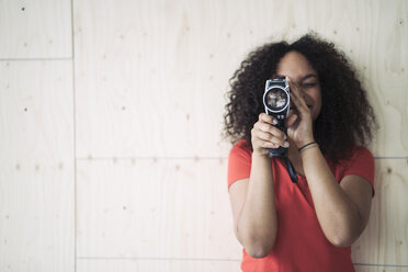 Young woman using old school camera - RIBF000476