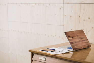 Wooden laptop and smartphone on desk - RIBF000517