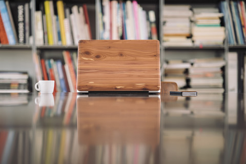 Holz-Laptop auf dem Schreibtisch in der Bibliothek, lizenzfreies Stockfoto