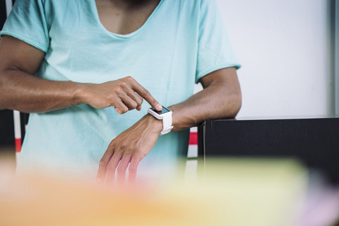 Junger Mann mit Smartwatch, lizenzfreies Stockfoto