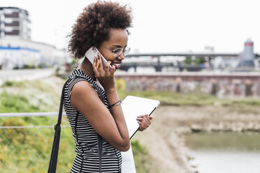 Businesswoman telephoning with cell phone - UUF008190