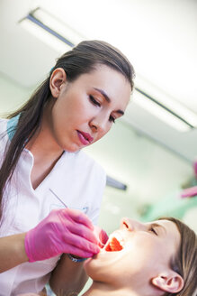 Patieint bei der Behandlung durch den Zahnarzt - ZEDF000215