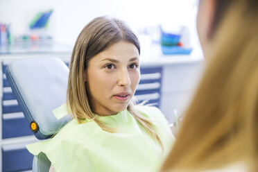 Patient hört dem Zahnarzt zu - ZEDF000217