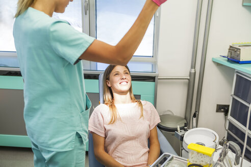 Patieint bei der Behandlung durch den Zahnarzt - ZEDF000219