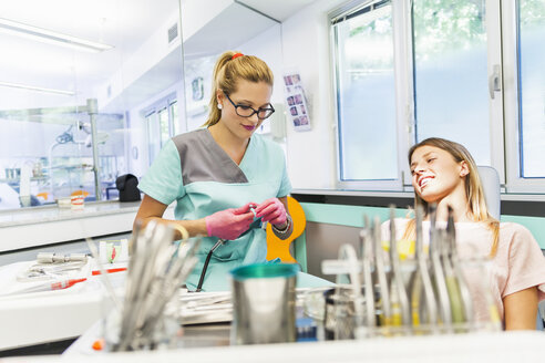 Zahnärztin bereitet Zahnpolitur für Patienten vor - ZEDF000221