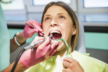Patieint bei der Behandlung durch den Zahnarzt - ZEDF000222
