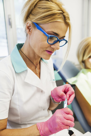 Kieferorthopäde passt Zahnspange an, lizenzfreies Stockfoto