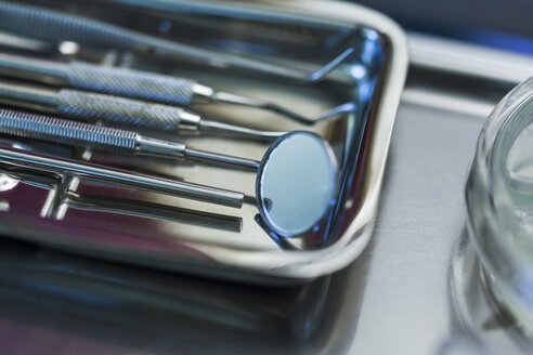 Zahnärztliches Werkzeug und Instrumente in der Zahnarztpraxis - ZEDF000231