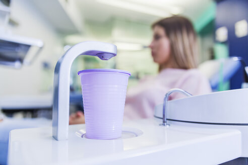 Wasserhahn mit Plastikbecher in der Zahnarztpraxis - ZEDF000242