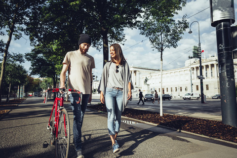 Österreich, Wien, junges Paar mit Fahrrad vor dem Parlamentsgebäude, lizenzfreies Stockfoto