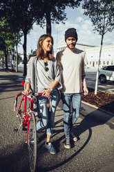 Österreich, Wien, junges Paar mit Fahrrad - AIF000346