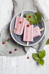 Homemade strawberry ice lollies with chia on plate - SBDF003041