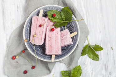Homemade strawberry ice lollies with chia on plate - SBDF003042