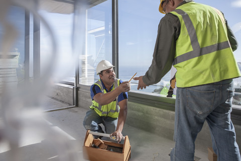 Zwei Bauarbeiter auf einer Baustelle, lizenzfreies Stockfoto