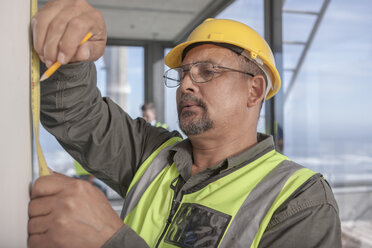 Bauarbeiter beim Messen auf der Baustelle - ZEF009166