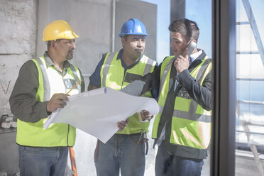Architekt und Bauarbeiter besprechen den Bauplan - ZEF009172